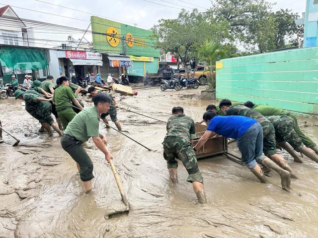 Công an tỉnh Đắk Lắk vận động gạo giúp người dân rốn lũ lịch sử- Ảnh 3.