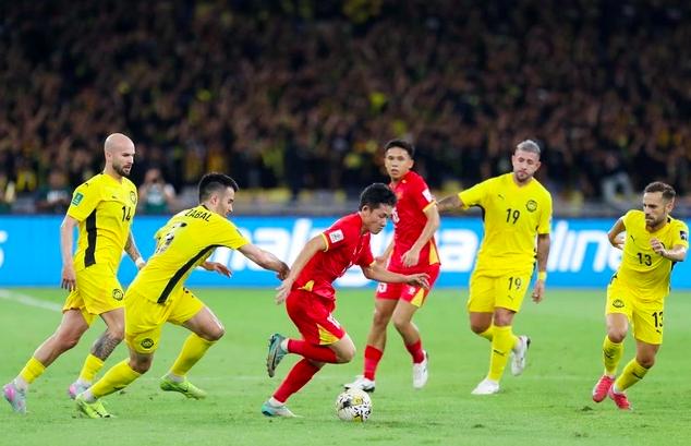 Núi tiền dùng để kiện FIFA, sao FAM không dùng vào việc khác có ích hơn? - Ảnh 1. Núi tiền dùng để kiện FIFA, sao FAM không dùng vào việc khác có ích hơn? - Ảnh 1.