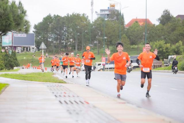 5.000 VĐV vượt mưa lạnh chinh phục giải marathon Liên Minh Group mở rộng 2025- Ảnh 1. 5.000 VĐV vượt mưa lạnh chinh phục giải marathon Liên Minh Group mở rộng 2025- Ảnh 1.