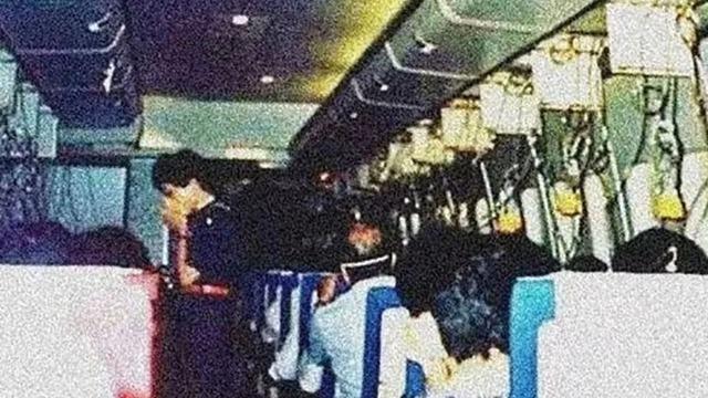 Bức ảnh ám ảnh trong vụ tai nạn máy bay khiến 520 người thiệt mạng - Ảnh 2.