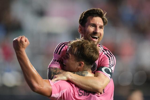 Messi ghi cú đúp siêu phẩm đưa Inter Miami vào bán kết MLS Cup, Ronaldo thì sao? - Ảnh 1. Messi ghi cú đúp siêu phẩm đưa Inter Miami vào bán kết MLS Cup, Ronaldo thì sao? - Ảnh 1.