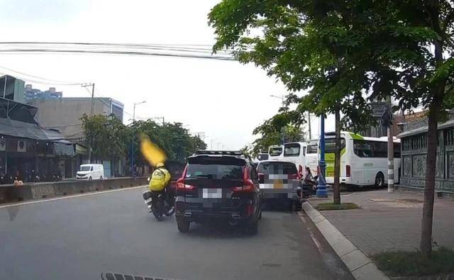 Hành khách đi xe dịch vụ mở cửa gây tai nạn, phạt ai?- Ảnh 1. Hành khách đi xe dịch vụ mở cửa gây tai nạn, phạt ai?- Ảnh 1.