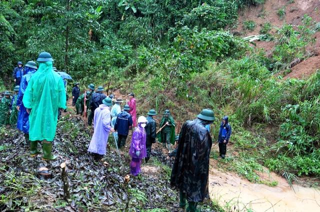 Sạt lở 'bủa vây' vùng cao TP.Đà Nẵng: Xuất hiện sụt lún nghiêm trọng dài 200 m- Ảnh 4. Sạt lở 'bủa vây' vùng cao TP.Đà Nẵng: Xuất hiện sụt lún nghiêm trọng dài 200 m- Ảnh 4.