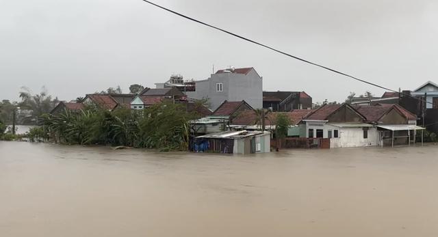 Đắk Lắk: Mưa lũ gây ngập sâu, cấm lưu thông trên QL1, QL25, QL29 và QL19C - Ảnh 3.