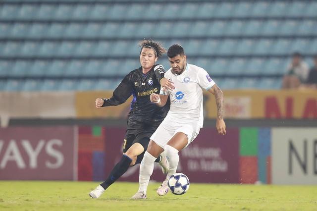 Nam Định lại thua Gamba Osaka, có tình huống gây tranh cãi: Chủ nhà mất oan phạt đền?- Ảnh 1. Nam Định lại thua Gamba Osaka, có tình huống gây tranh cãi: Chủ nhà mất oan phạt đền?- Ảnh 1.