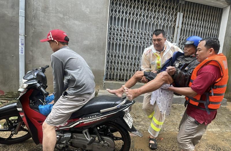 Con gái tật nguyền bị lũ cuốn trong đêm: Cha già run run kể lại khoảnh khắc bất lực - Ảnh 3. Con gái tật nguyền bị lũ cuốn trong đêm: Cha già run run kể lại khoảnh khắc bất lực - Ảnh 3.