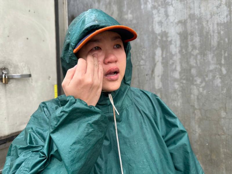 Bật khóc tìm ông ngoại ở rốn lũ Đắk Lắk: Cháu gái gặp phép màu - Ảnh 1.