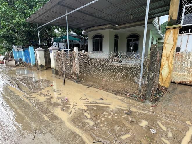 Khánh Hòa: Nhiều nơi ở Tây Nha Trang tan hoang sau ngập lụt chưa từng có- Ảnh 2. Khánh Hòa: Nhiều nơi ở Tây Nha Trang tan hoang sau ngập lụt chưa từng có- Ảnh 2.