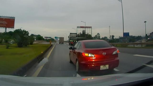 Ô tô con chuyển làn 'như tự sát' trên cao tốc, suýt gây tai nạn liên hoàn - Ảnh 1.