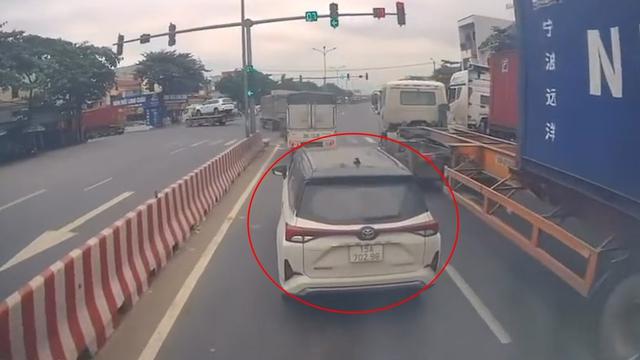 Ô tô đi thẳng nhưng cố tình 'cướp' làn rẽ trái để dừng chờ đèn đỏ - Ảnh 1.