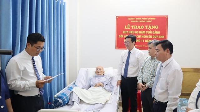 Ông Lê Quốc Phong trao Huy hiệu 60 năm tuổi Đảng đến cụ Nguyễn Duy Anh - Ảnh 1.