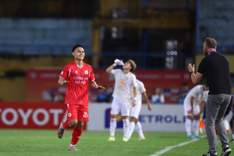 Bảng xếp hạng V-League mới nhất: CLB CAHN bùng nổ tốp đầu, Nam Định và HAGL đua trụ hạng?- Ảnh 3. Bảng xếp hạng V-League mới nhất: CLB CAHN bùng nổ tốp đầu, Nam Định và HAGL đua trụ hạng?- Ảnh 3.