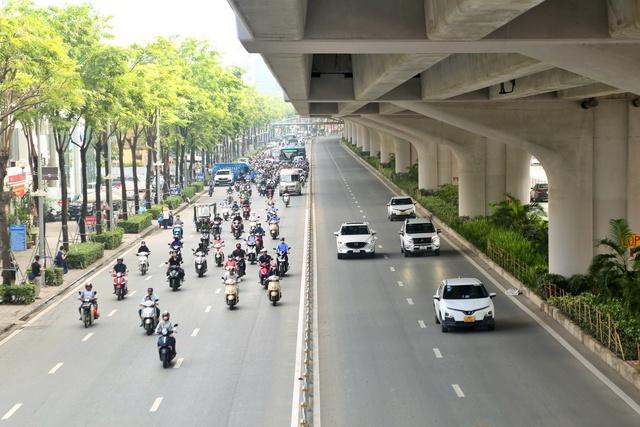 Đi thẳng trên làn đường rẽ trái có bị trừ điểm bằng lái? - Ảnh 2.
