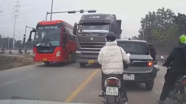 Kinh hoàng xe ben và xe khách 'kèn cựa', vượt ẩu suýt gây tai nạn chết người - Ảnh 1.