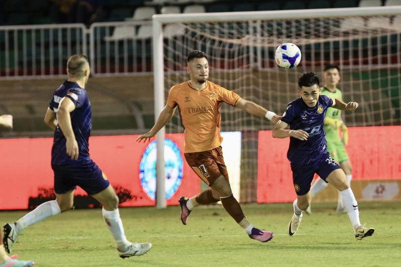 HAGL thoát đáy bảng trước khi V-League tạm nghỉ- Ảnh 1. HAGL thoát đáy bảng trước khi V-League tạm nghỉ- Ảnh 1.