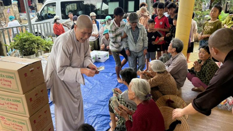 Trao hơn 1 tỉ đồng cứu trợ người dân vùng lũ hòa Thịnh - Ảnh 1.