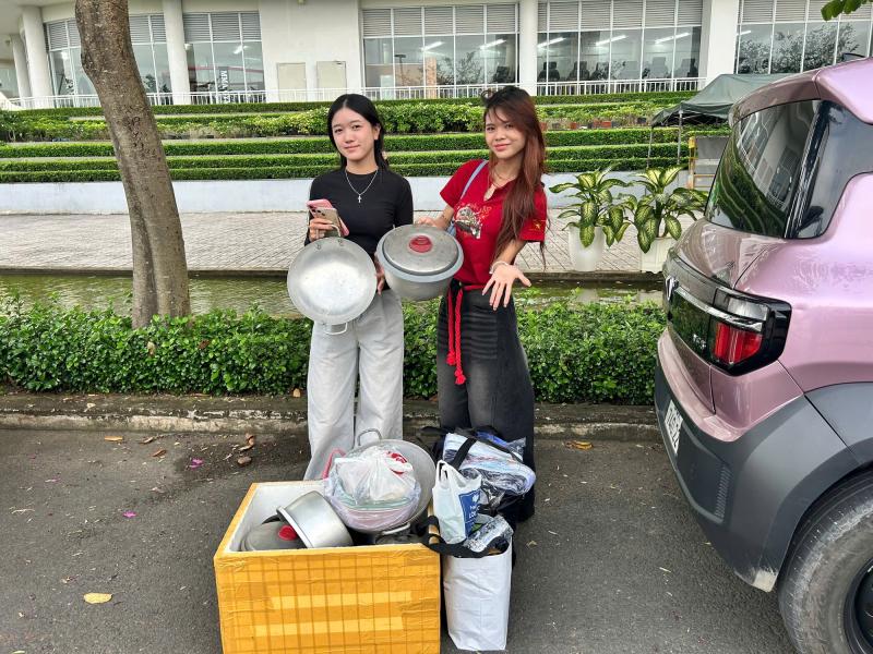 TP.HCM: Mang nồi, niêu, xoong, chảo… ủng hộ bà con vùng lũ - Ảnh 1. TP.HCM: Mang nồi, niêu, xoong, chảo… ủng hộ bà con vùng lũ - Ảnh 1.