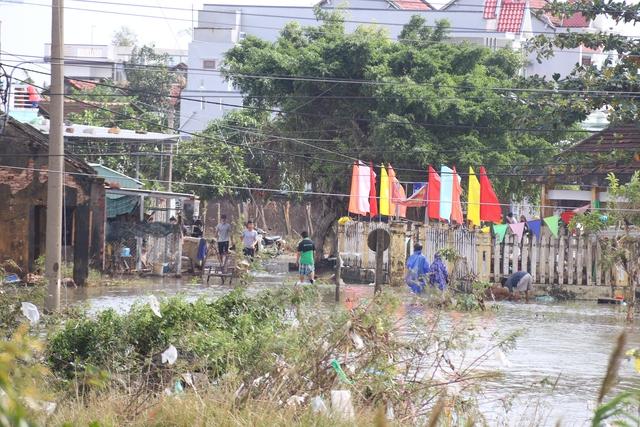 Người rốn lũ Hòa Xuân thở dài: 'Một đêm mà trắng tay hết'- Ảnh 8. Người rốn lũ Hòa Xuân thở dài: 'Một đêm mà trắng tay hết'- Ảnh 8.