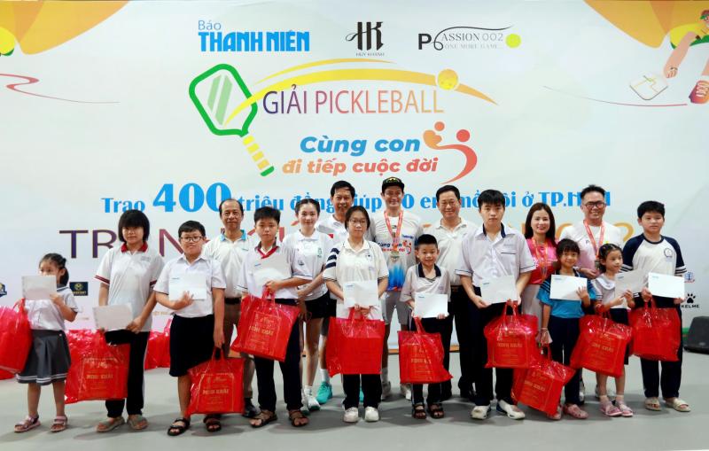 Xúc động khi 400 triệu đồng được trao tận tay các em nhỏ mồ côi- Ảnh 6. Xúc động khi 400 triệu đồng được trao tận tay các em nhỏ mồ côi- Ảnh 6.
