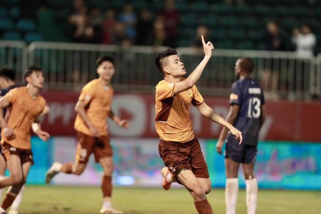 Trung vệ cao 1,95 m sẽ đấu U.23 Uzbekistan: U.23 Việt Nam có thêm ‘vũ khí’ tấn công?
- Ảnh 1. Trung vệ cao 1,95 m sẽ đấu U.23 Uzbekistan: U.23 Việt Nam có thêm ‘vũ khí’ tấn công?
- Ảnh 1.