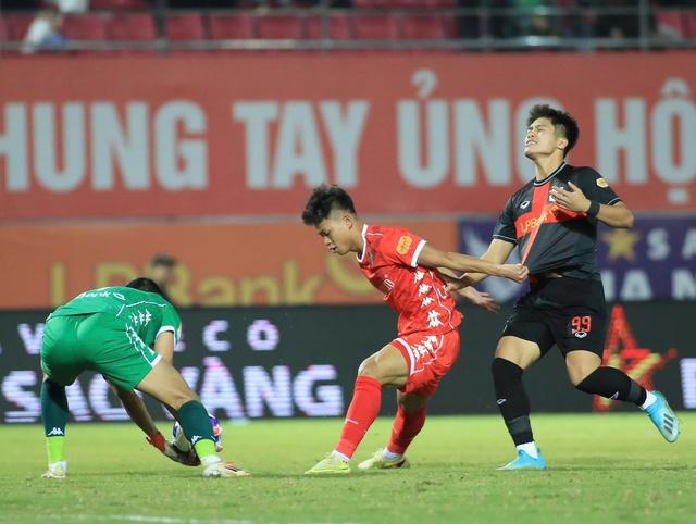 CLB Hải Phòng chơi quá hay, nhưng Hoàng Đức giúp Ninh Bình thắng ngược nghẹt thở- Ảnh 3.