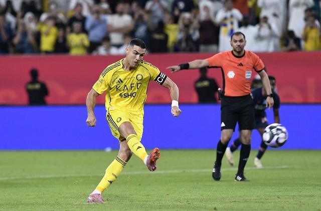 Ronaldo lập cú đúp giúp Al Nassr toàn thắng, Messi ghi siêu phẩm nhưng Inter Miami lại phải…- Ảnh 2. Ronaldo lập cú đúp giúp Al Nassr toàn thắng, Messi ghi siêu phẩm nhưng Inter Miami lại phải…- Ảnh 2.