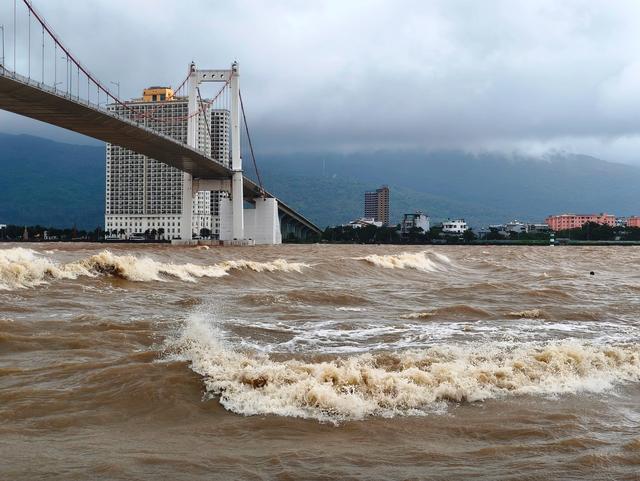 Hôm nay, miền Trung bắt đầu đợt mưa rất lớn, kéo dài nhiều ngày - Ảnh 1.