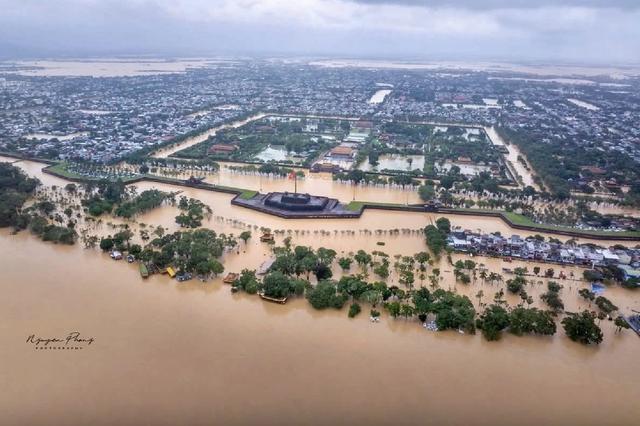 Mưa lớn nhiều nơi, Huế lũ lên nhanh cảnh báo ngập lụt diện rộng - Ảnh 1. Mưa lớn nhiều nơi, Huế lũ lên nhanh cảnh báo ngập lụt diện rộng - Ảnh 1.