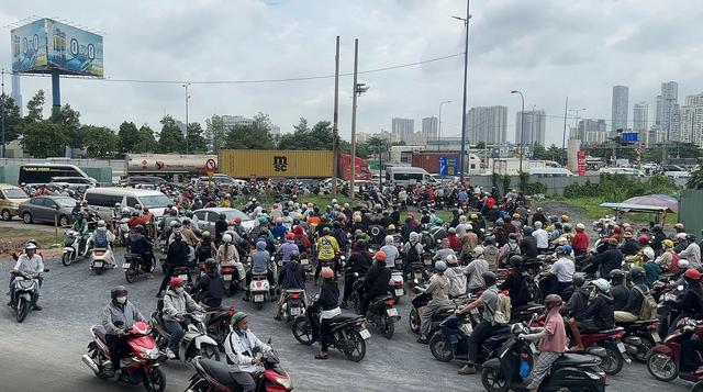 Thi công loạt dự án trọng điểm gây hỏng đường, kẹt xe, người dân TP.HCM bức xúc- Ảnh 1. Thi công loạt dự án trọng điểm gây hỏng đường, kẹt xe, người dân TP.HCM bức xúc- Ảnh 1.