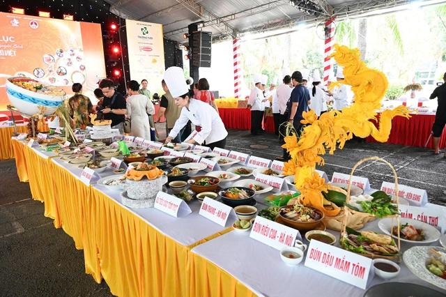 Pizza hủ tiếu, bún gạo xào ngũ sắc… cùng 100 món từ sợi gạo lập kỷ lục- Ảnh 4. Pizza hủ tiếu, bún gạo xào ngũ sắc… cùng 100 món từ sợi gạo lập kỷ lục- Ảnh 4.