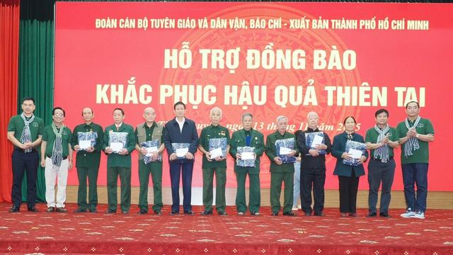 Đoàn tuyên giáo, báo chí TP.HCM tặng quà bà con Thái Nguyên bị thiệt hại mưa lũ- Ảnh 2.