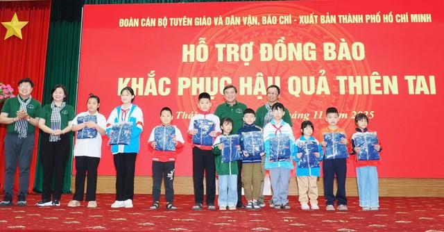 Đoàn tuyên giáo, báo chí TP.HCM tặng quà bà con Thái Nguyên bị thiệt hại mưa lũ- Ảnh 3.