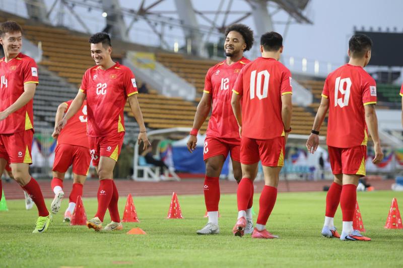 Xuân Son rạng rỡ làm quen sân khách, sẵn sàng cùng đội tuyển Việt Nam xé lưới Lào- Ảnh 9.