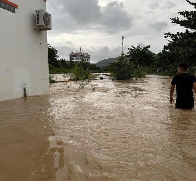 Khánh hòa ngập lụt nghiêm trọng từ miền núi đến đồng bằng do mưa lớn - Ảnh 3. Khánh hòa ngập lụt nghiêm trọng từ miền núi đến đồng bằng do mưa lớn - Ảnh 3.