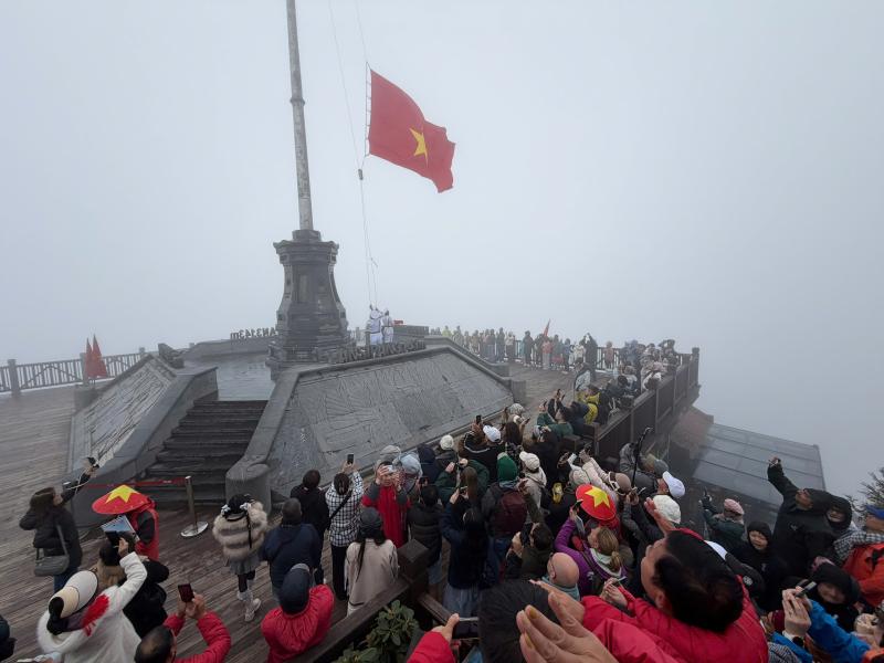 Mây săn người trên đỉnh Fansipan - Ảnh 5.