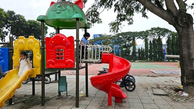 TP.HCM: Phường Bình Tân tháo dỡ sân tennis 2.800 m2 để làm nơi sinh hoạt cộng đồng- Ảnh 2. TP.HCM: Phường Bình Tân tháo dỡ sân tennis 2.800 m2 để làm nơi sinh hoạt cộng đồng- Ảnh 2.