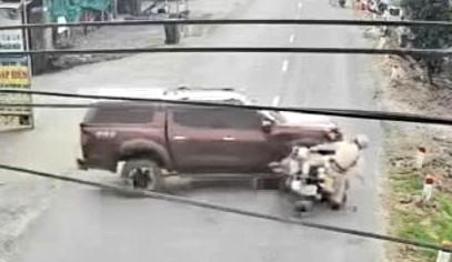 Tài xế xe bán tải húc mô tô đặc chủng ở Tây Ninh rồi bỏ trốn - Ảnh 1.