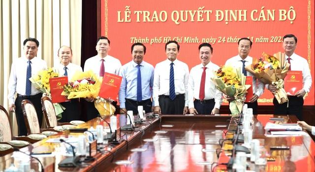 - Ảnh 1. Trao quyết định cho 4 phó chủ tịch HĐND và UBND TP.HCM - Ảnh 1.