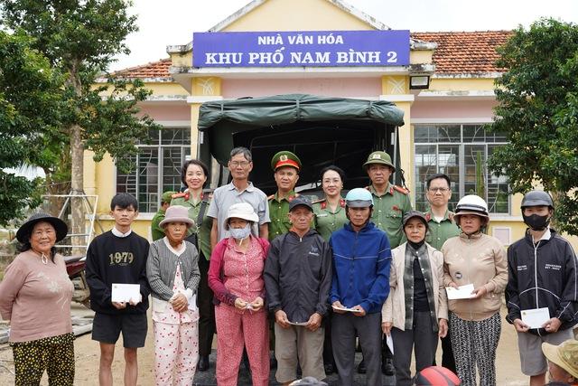 Công an cửa khẩu Tân Sơn Nhất hỗ trợ cộng đồng khắc phục hậu quả bão lũ Đắk Lắk - Ảnh 8.