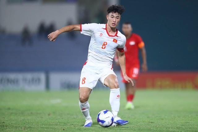Văn Trường nguy cơ lỡ SEA Games: Tuyến giữa U.23 yếu, ông Kim khỏa lấp bằng Việt kiều?- Ảnh 1. Văn Trường nguy cơ lỡ SEA Games: Tuyến giữa U.23 yếu, ông Kim khỏa lấp bằng Việt kiều?- Ảnh 1.