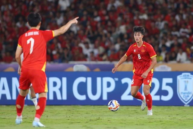 Văn Trường nguy cơ lỡ SEA Games: Tuyến giữa U.23 yếu, ông Kim khỏa lấp bằng Việt kiều?- Ảnh 2. Văn Trường nguy cơ lỡ SEA Games: Tuyến giữa U.23 yếu, ông Kim khỏa lấp bằng Việt kiều?- Ảnh 2.