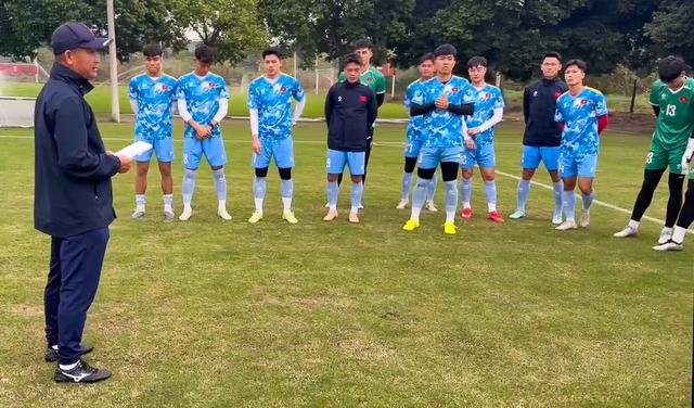 Vĩ Hào nhận chúc mừng, U.23 Việt Nam tập buổi duy nhất trước đại chiến U.23 Trung Quốc- Ảnh 1. Vĩ Hào nhận chúc mừng, U.23 Việt Nam tập buổi duy nhất trước đại chiến U.23 Trung Quốc- Ảnh 1.