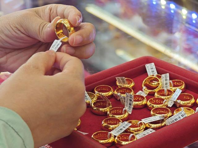 Giá vàng hôm nay 15.11.2025: Đà rơi chưa dứt, vàng nhẫn rớt dưới ngưỡng 150 triệu đồng- Ảnh 1. Giá vàng hôm nay 15.11.2025: Đà rơi chưa dứt, vàng nhẫn rớt dưới ngưỡng 150 triệu đồng- Ảnh 1.