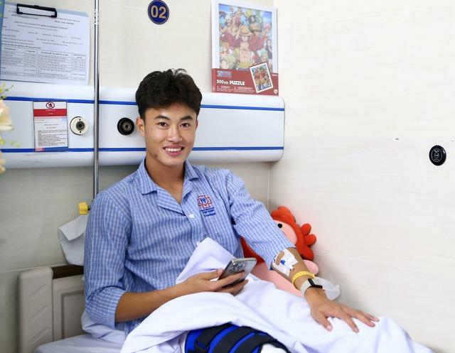Ngôi sao U.23 Việt Nam Văn Trường phẫu thuật thành công, hẹn ngày trở lại sân cỏ - Ảnh 2. Ngôi sao U.23 Việt Nam Văn Trường phẫu thuật thành công, hẹn ngày trở lại sân cỏ - Ảnh 2.