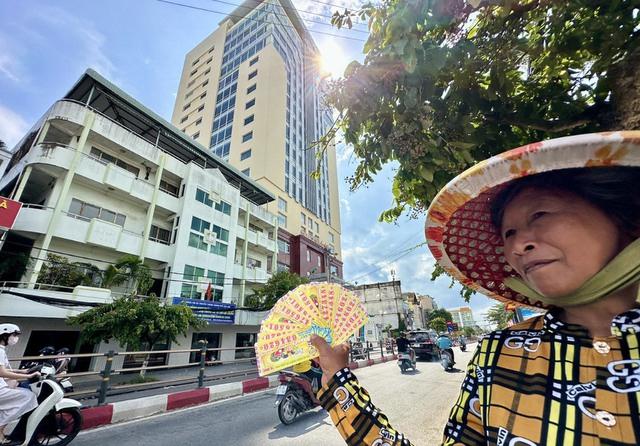 Buôn bán vỉa hè có thể vào 'khung'đóng thuế?- Ảnh 1. Buôn bán vỉa hè có thể vào 'khung'đóng thuế?- Ảnh 1.