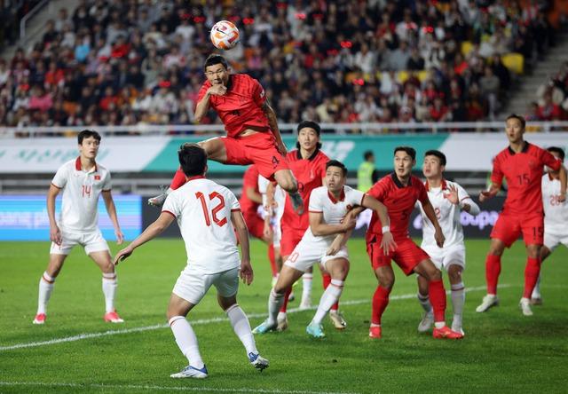 U.23 Việt Nam thắng Hàn Quốc bằng... thể hình và bóng bổng: Cuộc đấu trí càng nóng bỏng- Ảnh 1.