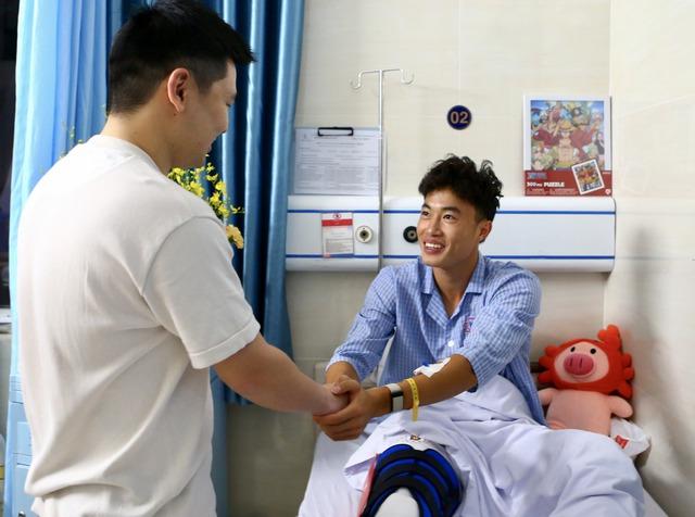 Ngôi sao U.23 Việt Nam Văn Trường phẫu thuật thành công, hẹn ngày trở lại sân cỏ - Ảnh 1. Ngôi sao U.23 Việt Nam Văn Trường phẫu thuật thành công, hẹn ngày trở lại sân cỏ - Ảnh 1.