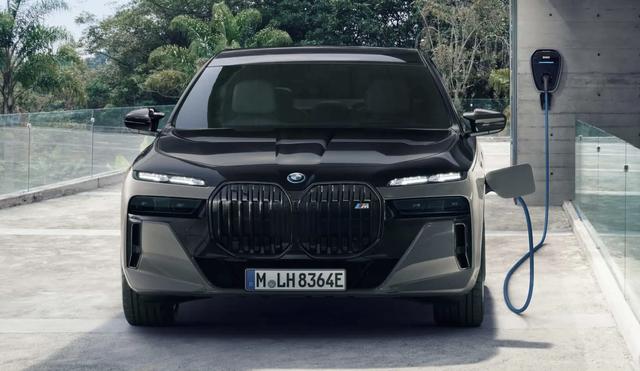 Lần đầu tiên ô tô hybrid cắm sạc bán chạy hơn xe máy dầu - Ảnh 2.