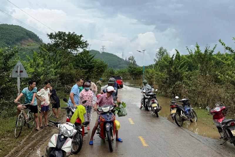 Đà Nẵng: Nước lũ lịch sử vừa rút, nhiều nơi lại ngập trở lại, gây chia cắt - Ảnh 12.