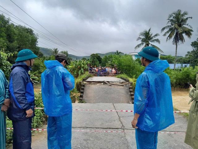 Quảng Ngãi: Lũ cuốn sập cầu Cây Sung, 250 hộ dân bị cô lập- Ảnh 2. Quảng Ngãi: Lũ cuốn sập cầu Cây Sung, 250 hộ dân bị cô lập- Ảnh 2.